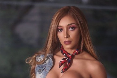 Musa do Cerro dá presentão para fãs com ensaio seminu