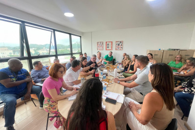 Vice-prefeita Jamille Cozzolino conduz reunião com secretários de Magé