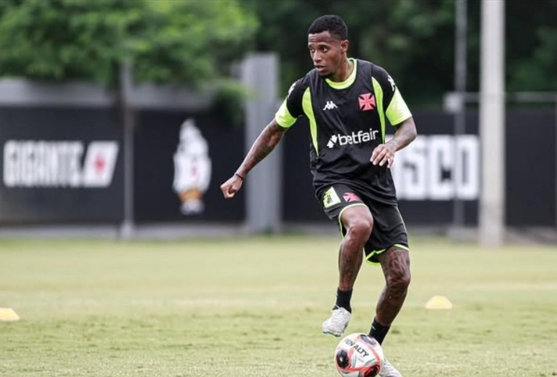 Tch&ecirc; Tch&ecirc; foi o primeiro refor&ccedil;o do Vasco para 2025 - Matheus Lima / Vasco