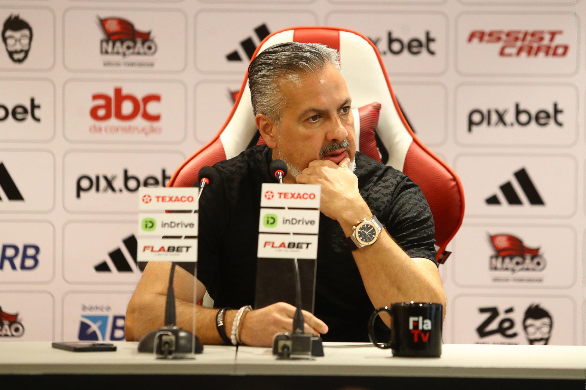 Diretor do Flamengo, Jos&eacute; Boto mandou recado e avisou que ningu&eacute;m importante sai - Gilvan de Souza / Flamengo