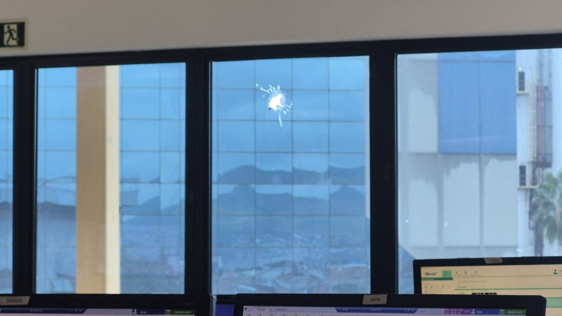 Tiro atingiu o vidro da sala de Automação de Bio-Manguinhos, a fábrica de vacinas da Fiocruz - Reprodução/Redes Sociais