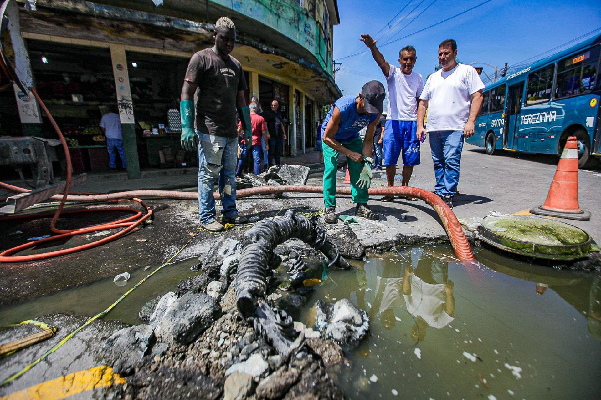 A equipe da Prefeitura realizou uma ação emergencial para reparar a rede de esgoto da Avenida Ana Brito da Silva - Rafael Barreto