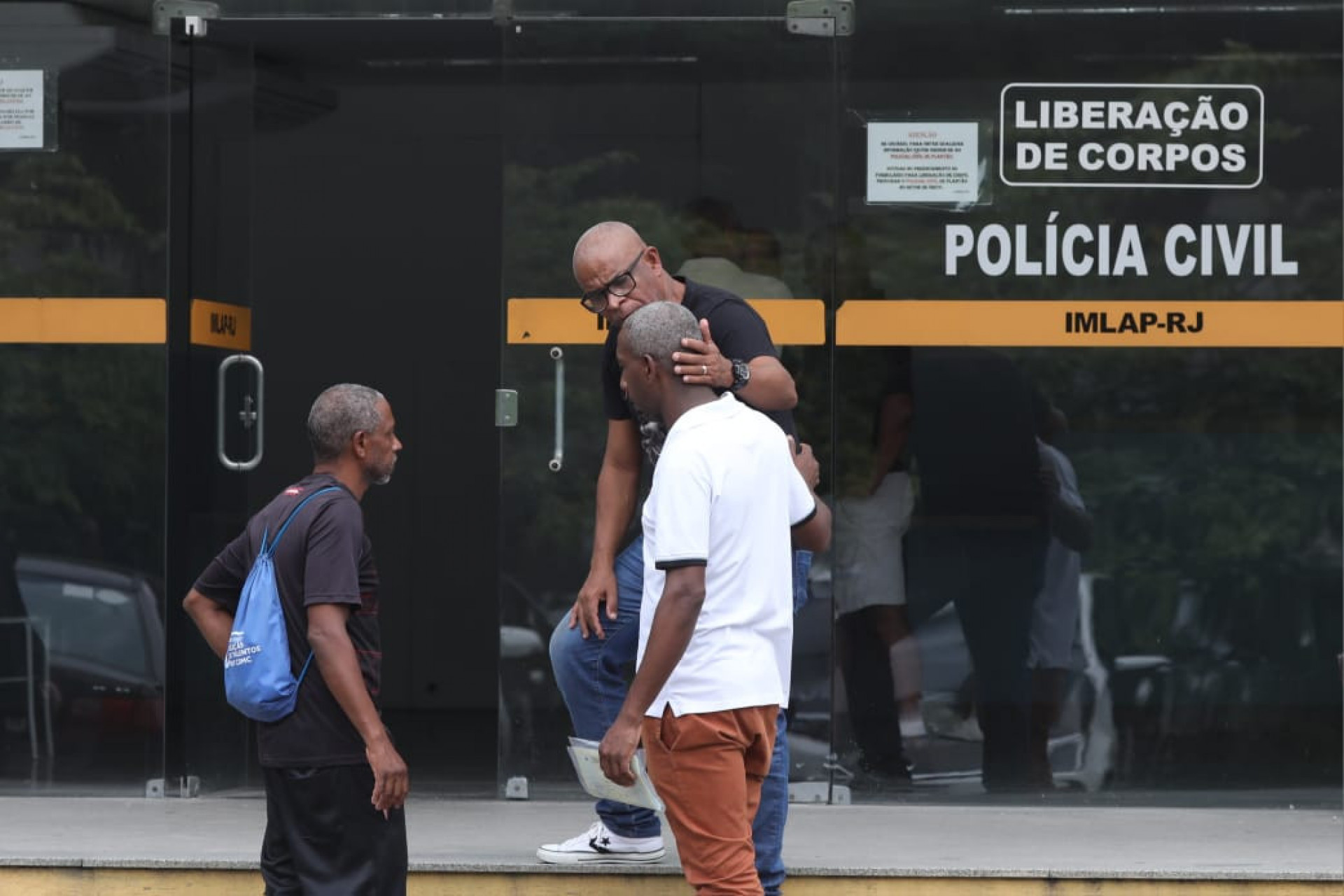 Familiares de João Vitor Mendes estiveram no IML na manhã desta quarta (8) - Pedro Teixeira/Agência O DIA