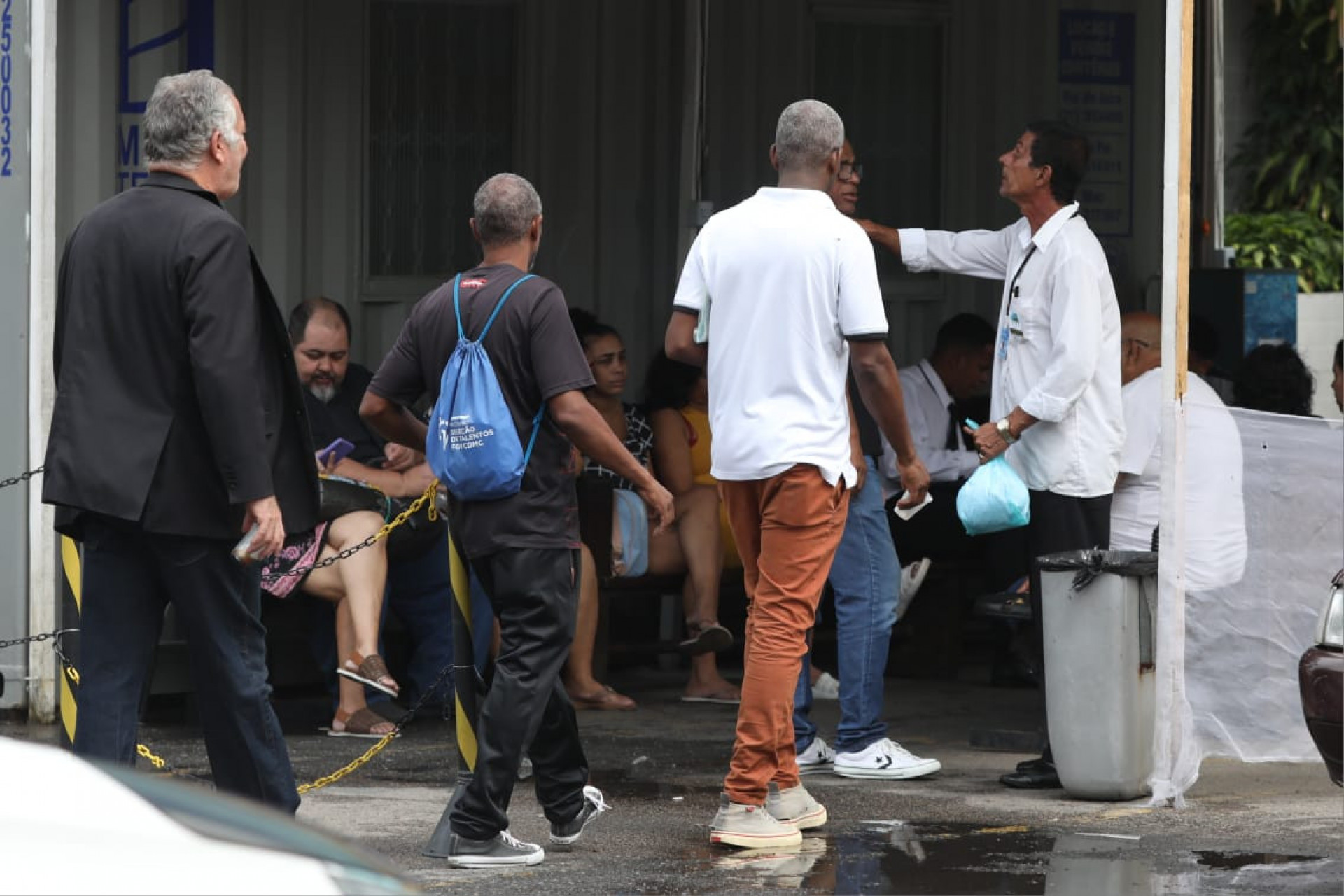 Familiares de João Vitor Mendes estiveram no IML na manhã desta quarta (8) - Pedro Teixeira/Agência O DIA