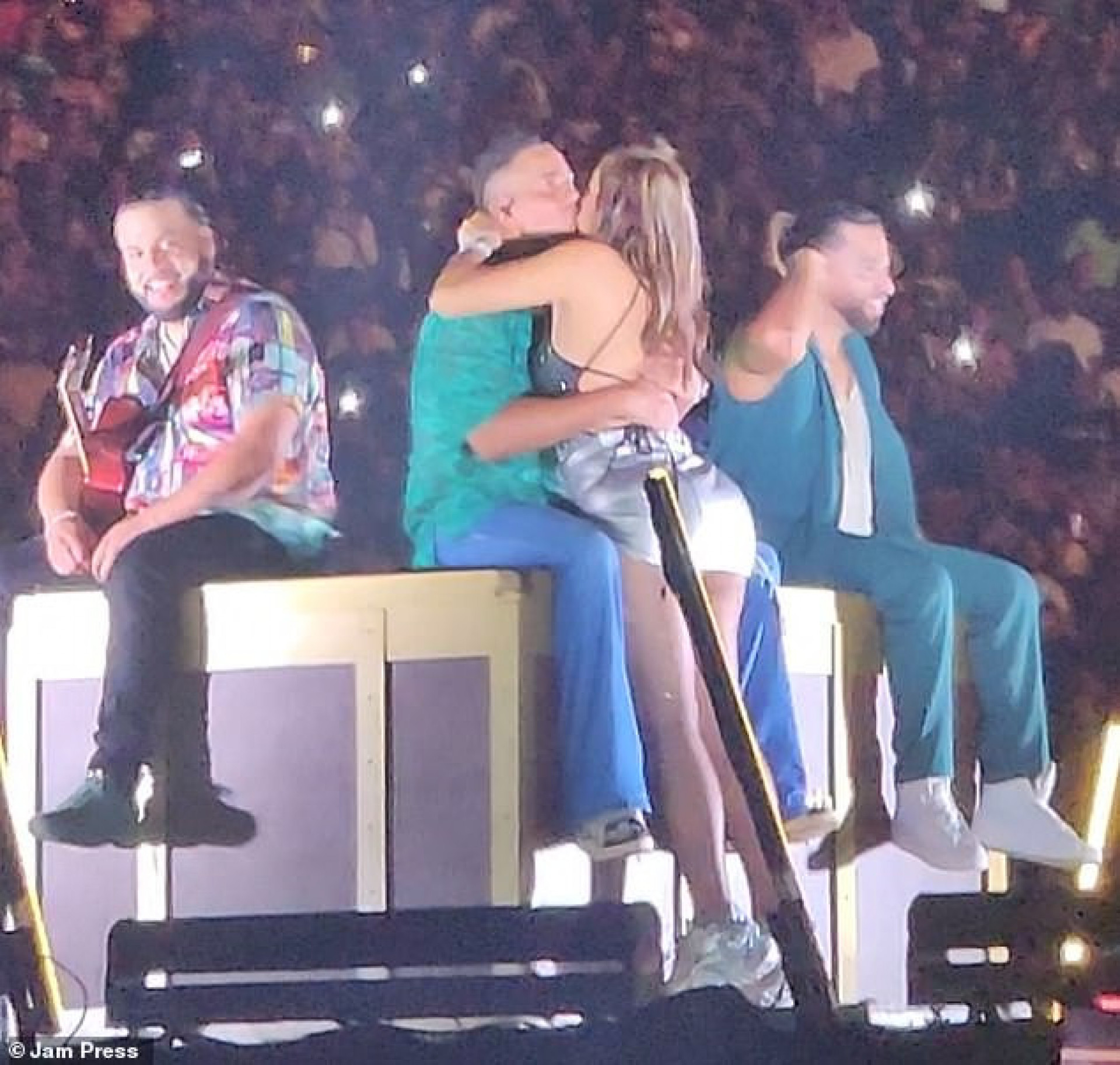 Momento em que Daysha beija o cantor Romeo Santos - Reprodução / X