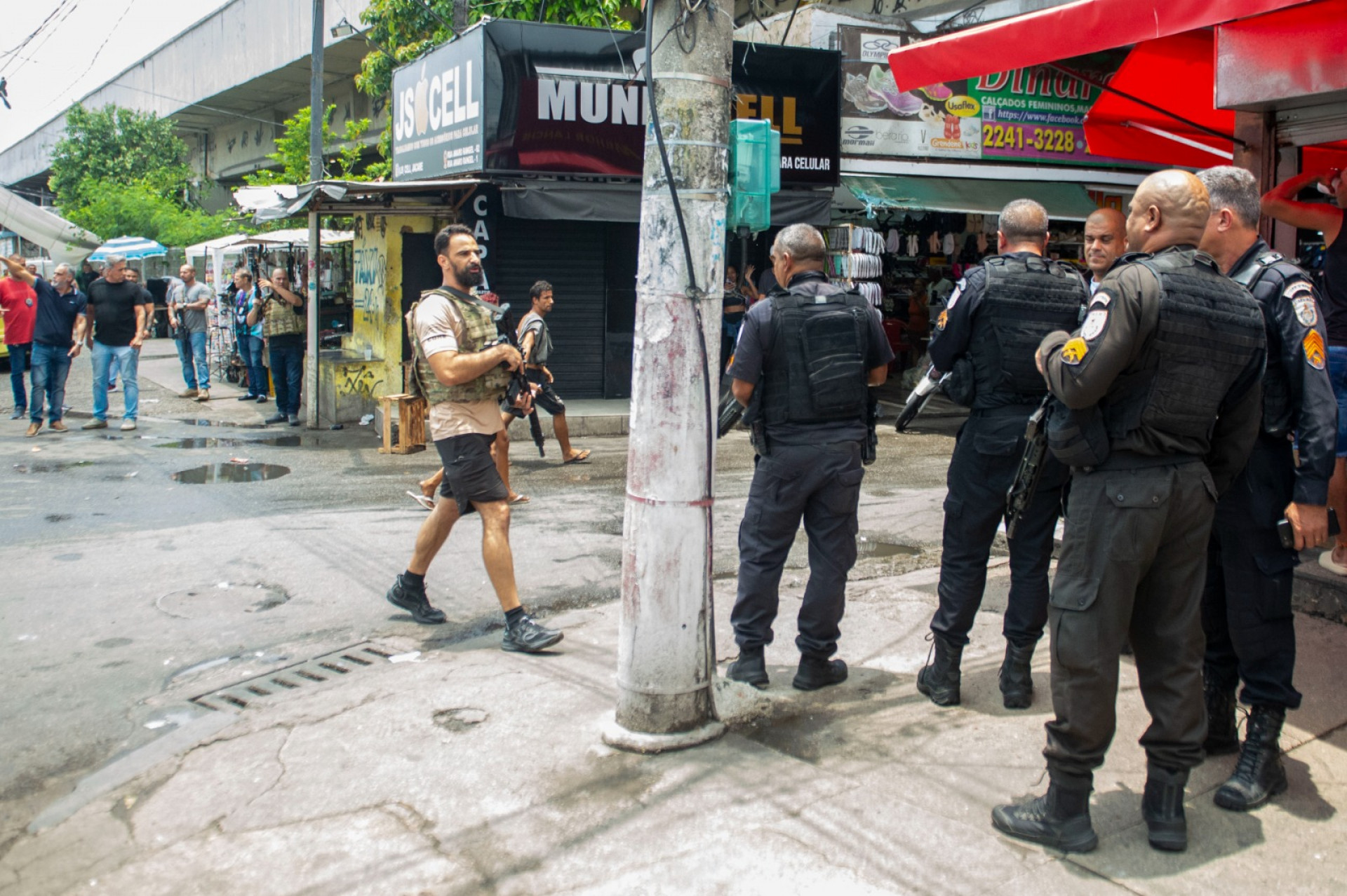 Policiamento é reforçado na Avenida Dom Helder Câmara após confronto com criminosos de Manguinhos - Armando Paiva / Agência O Dia