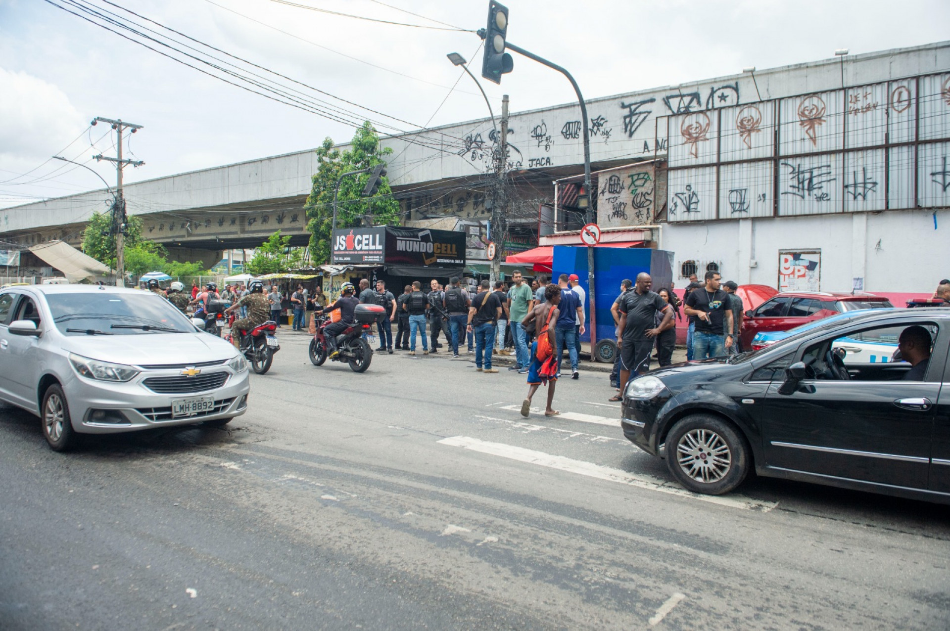 Policiamento é reforçado na Avenida Dom Helder Câmara após confronto com criminosos de Manguinhos - Armando Paiva / Agência O Dia