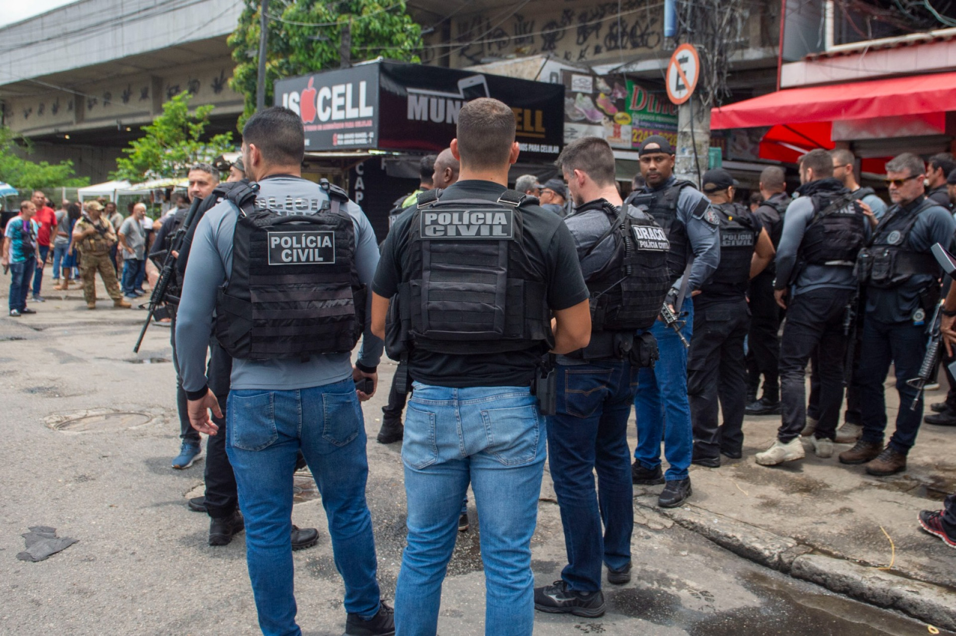 Policiamento é reforçado na Avenida Dom Helder Câmara após confronto com criminosos de Manguinhos - Armando Paiva / Agência O Dia