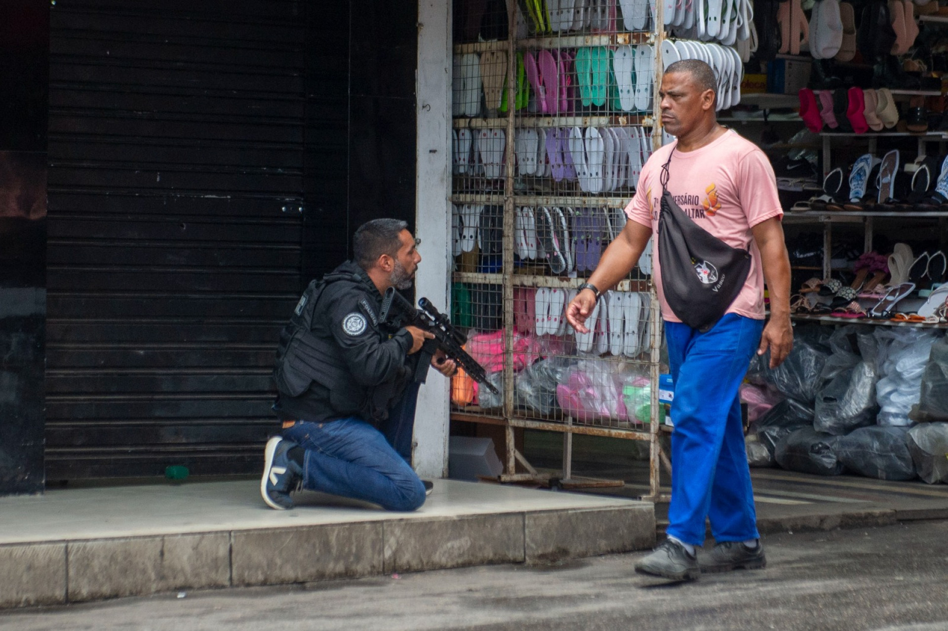 Policiamento é reforçado na Avenida Dom Helder Câmara após confronto com criminosos de Manguinhos - Armando Paiva / Agência O Dia