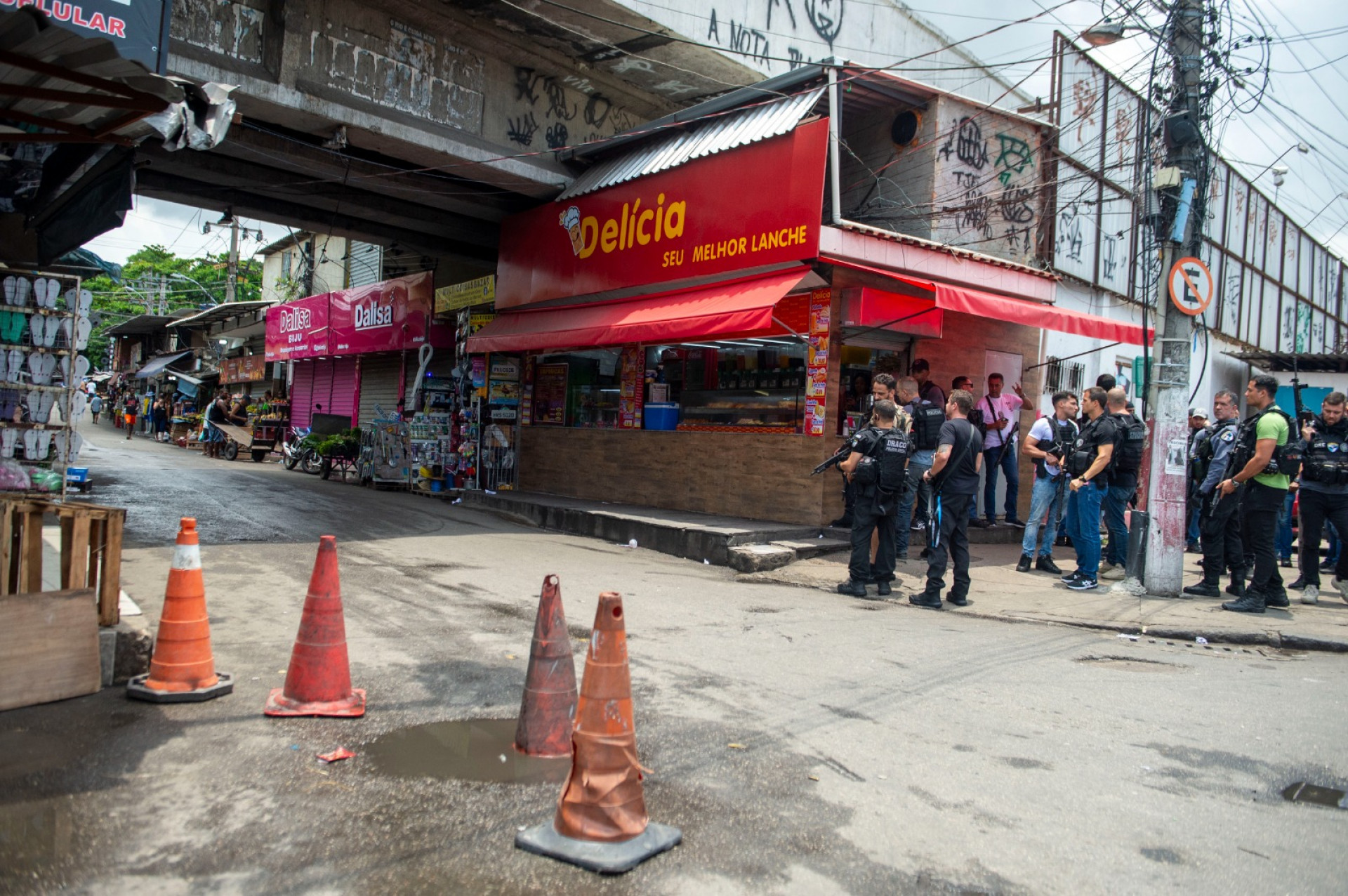 Policiamento é reforçado na Avenida Dom Helder Câmara após confronto com criminosos de Manguinhos - Armando Paiva / Agência O Dia
