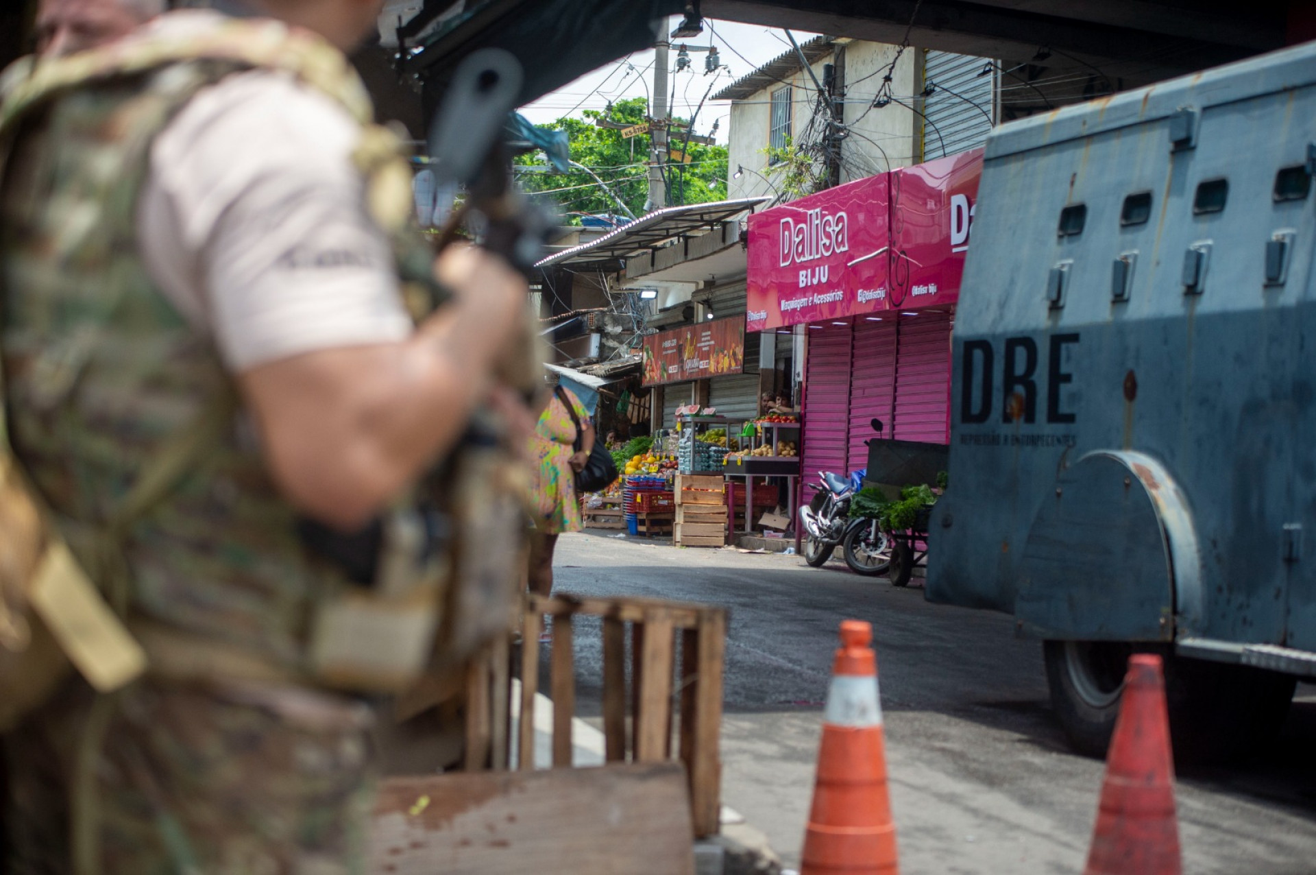 Policiamento é reforçado na Avenida Dom Helder Câmara após confronto com criminosos de Manguinhos - Armando Paiva / Agência O Dia