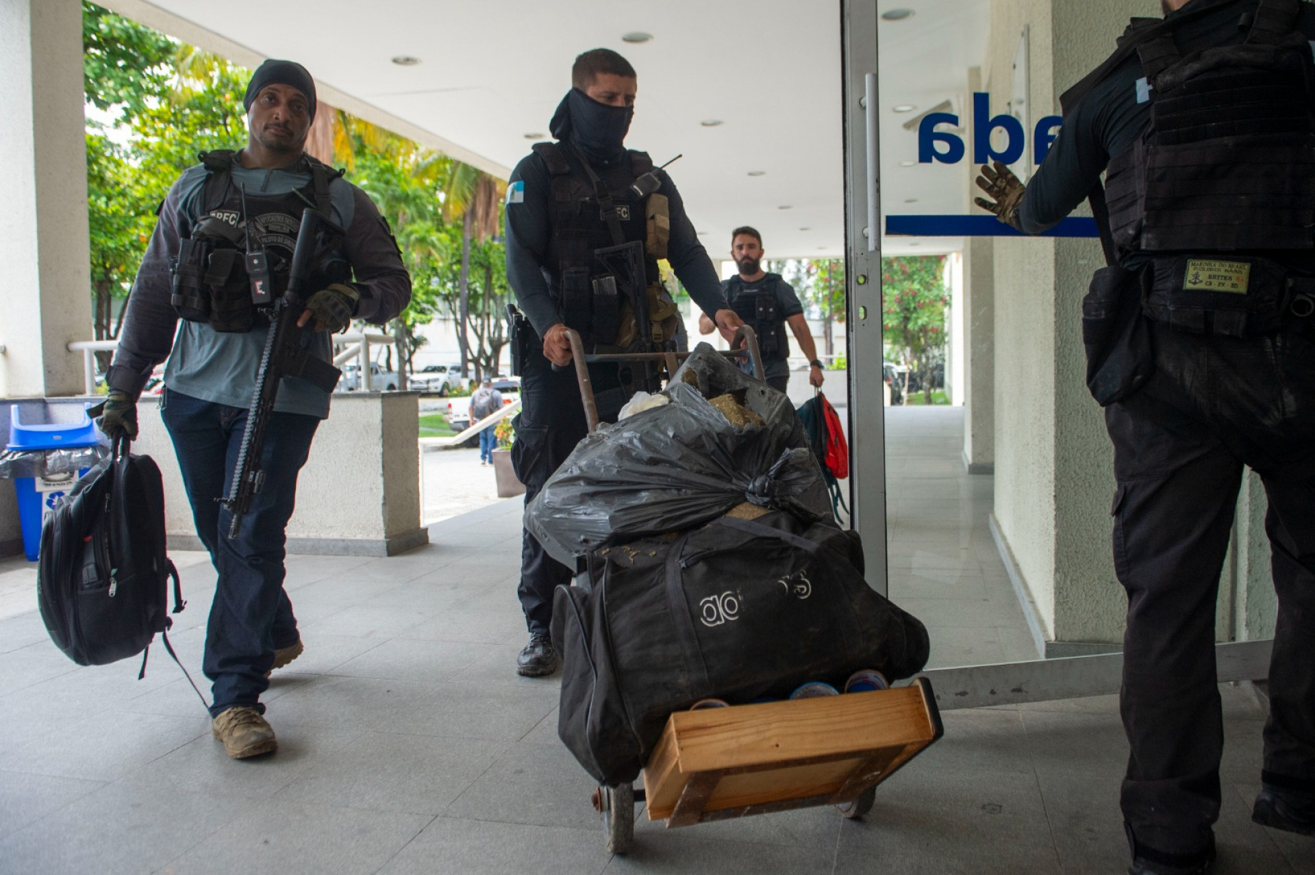 Drogas apreendidas na opera&ccedil;&atilde;o em Manguinhos chegam na Cidade da Pol&iacute;cia - Armando Paiva / Ag&ecirc;ncia O Dia