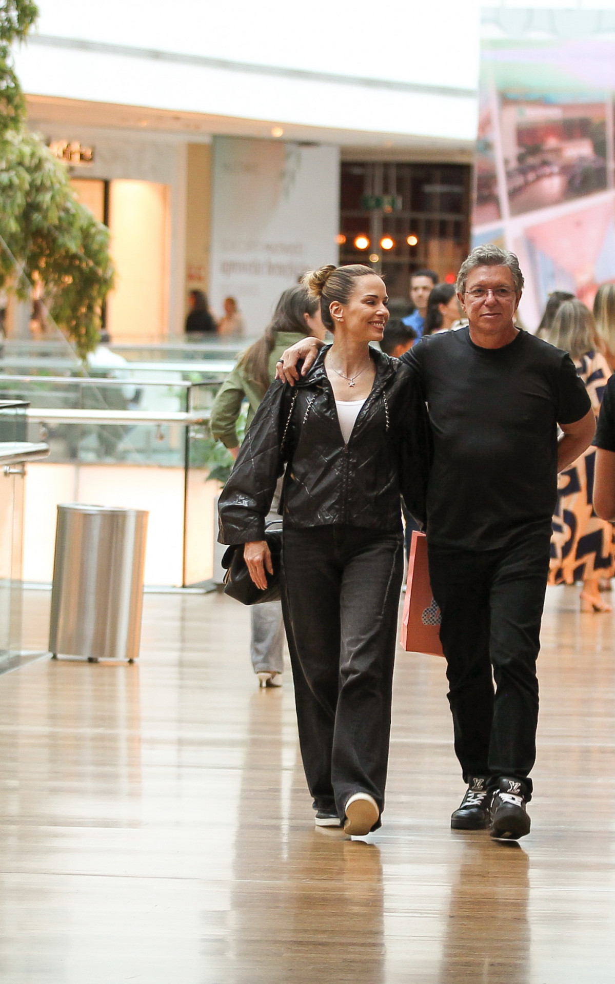Ana Furtado e Boninho durante passeio em shopping na Barra da Tijuca 