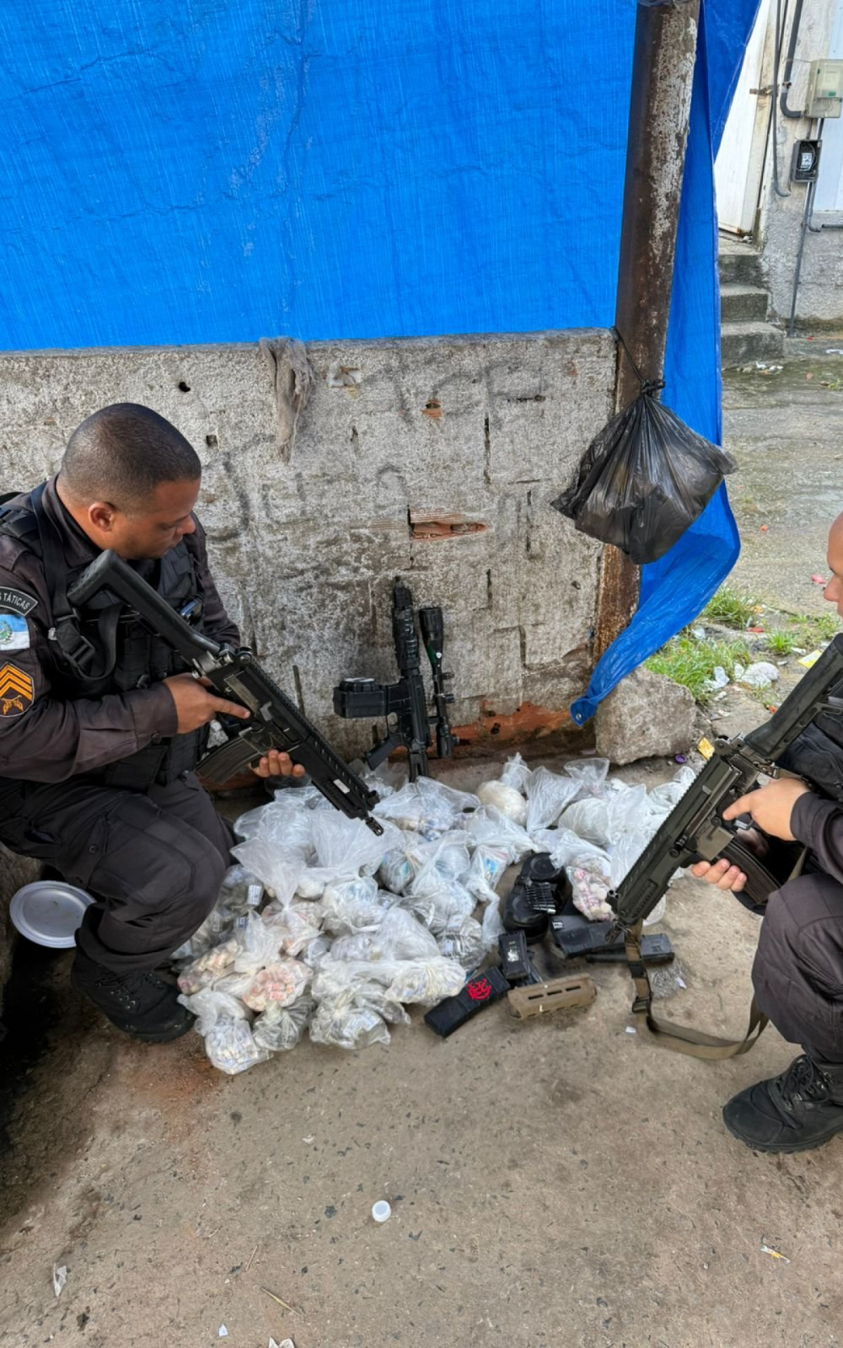 PMs apreenderam fuzil e drogas na localidade da Fazenda, na Serrinha - Divulgação/Polícia Militar