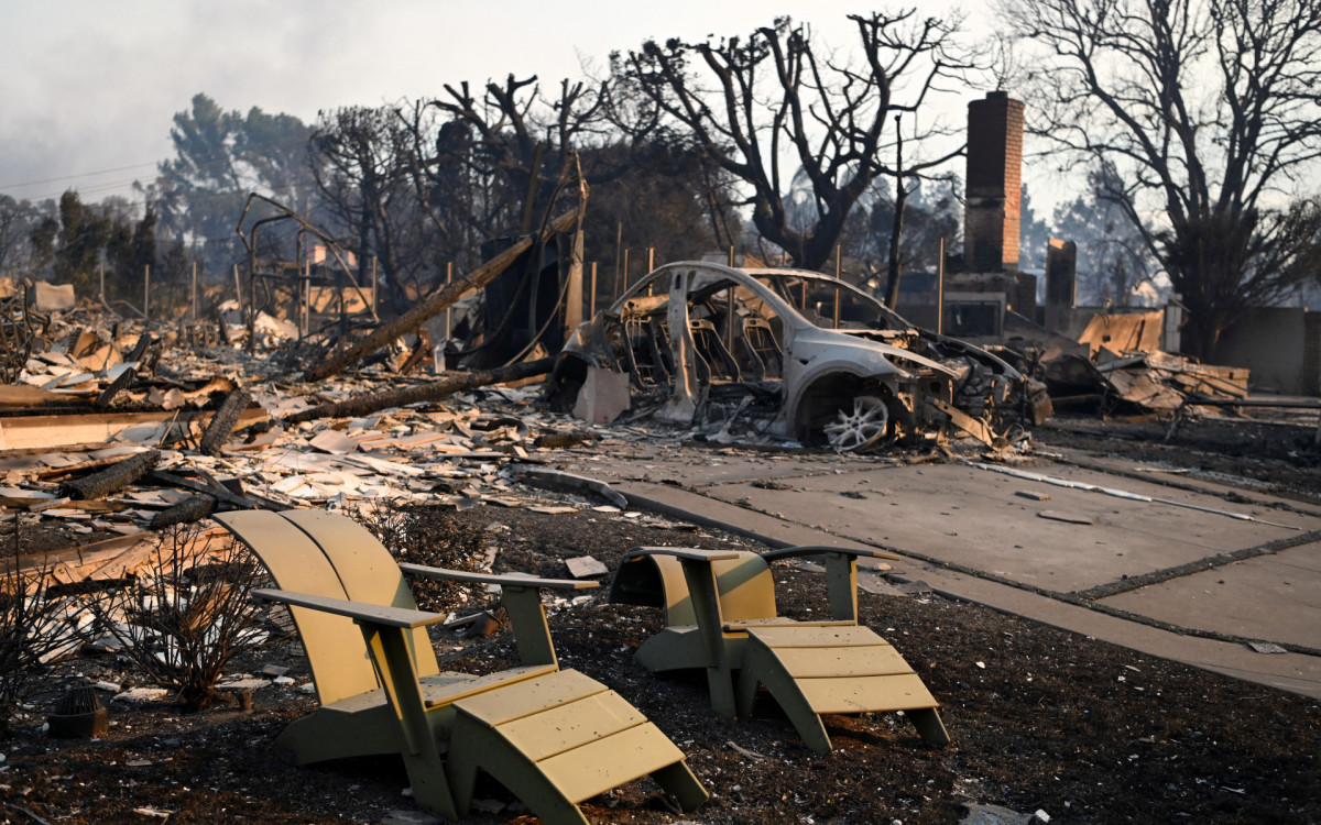Avanço do fogo provocou cenas de pânico em várias comunidades da costa californiana - AFP