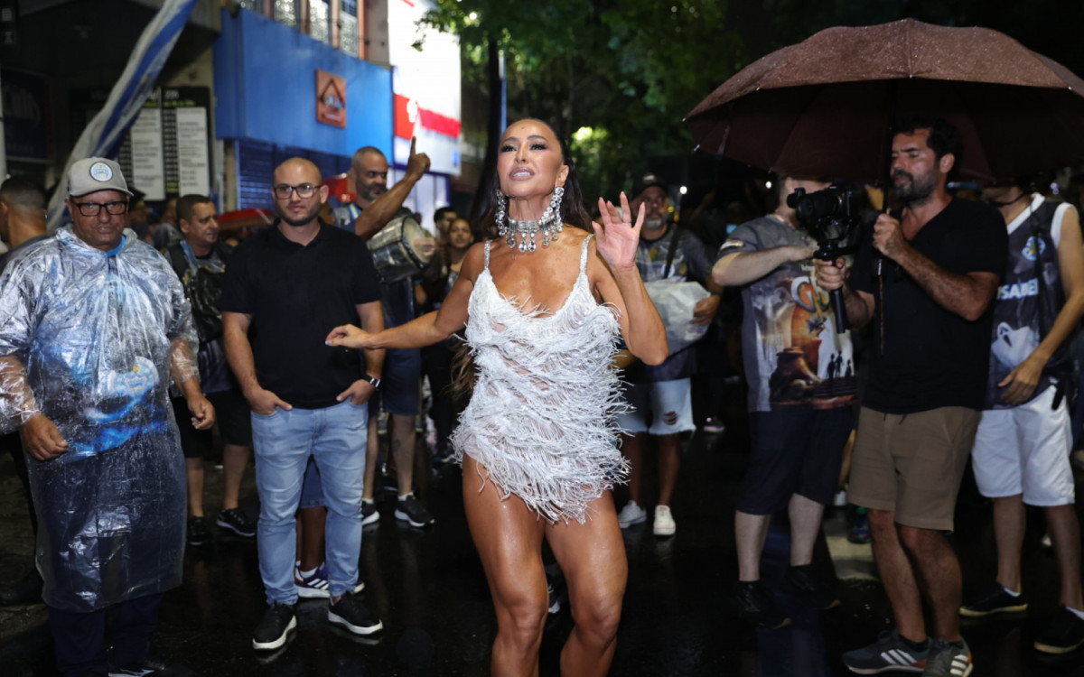 Sabrina Sato mostra samba no pé em primeiro ensaio do ano da Vila Isabel