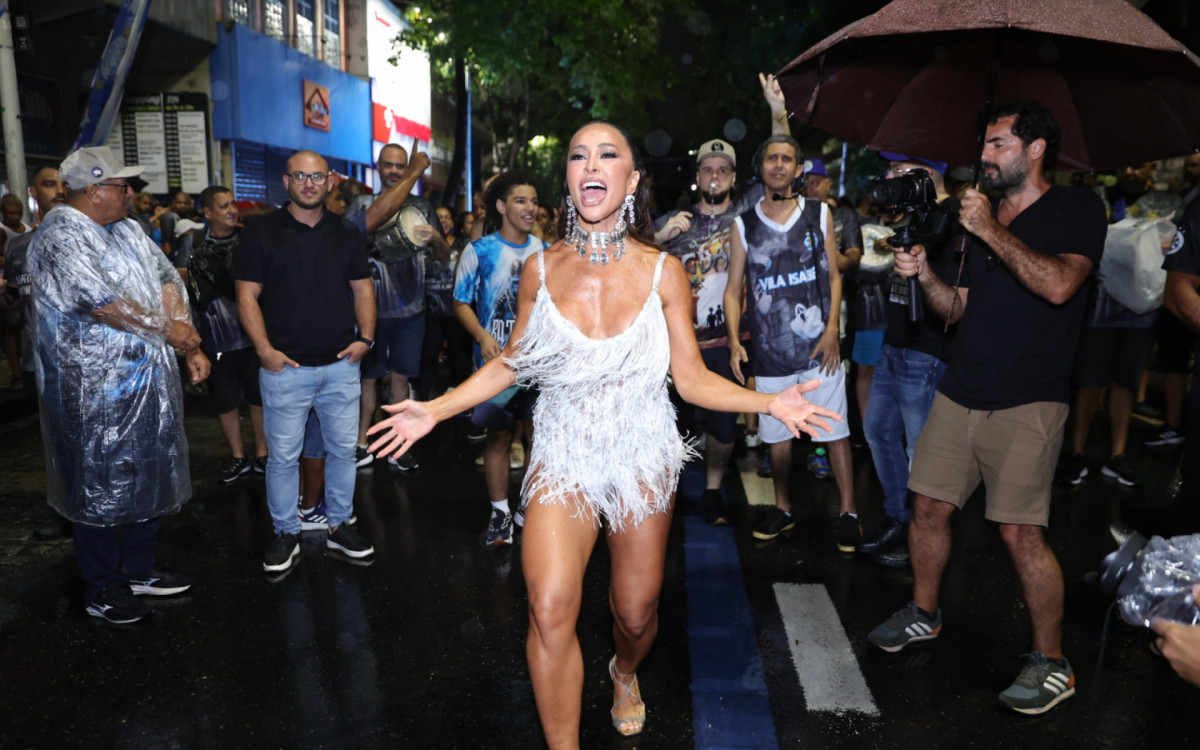 Com vestido branco de franjas, Sabrina Sato cai no samba em ensaio da Vila Isabel