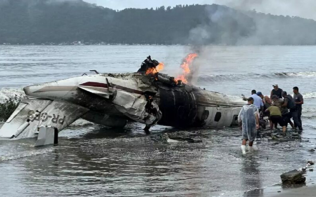 Cinco pessoas que estavam na aeronave foram socorridas pelas forças de segurança