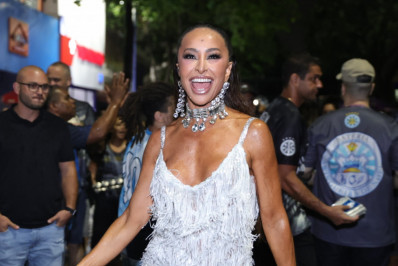 Sabrina Sato cai no samba em primeiro ensaio do ano da Vila Isabel