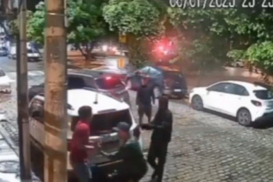 Vídeo: Bandidos roubam carro a poucos metros de viatura da PM em Laranjeiras
