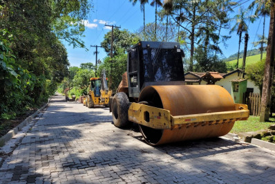 Pavimentação na estrada de acesso à Serrinha do Alambari está em ritmo acelerado