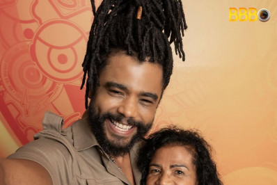 Diogo Almeida, ator e psicólogo, entra no 'BBB 25' com a mãe Vilma, que cursa nutrição aos 68 anos