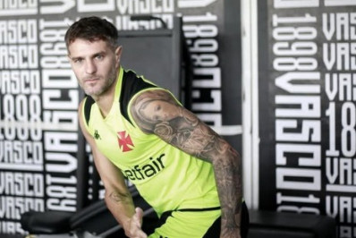 Vasco deve anunciar mais quatro reforços e avalia reserva para Vegetti