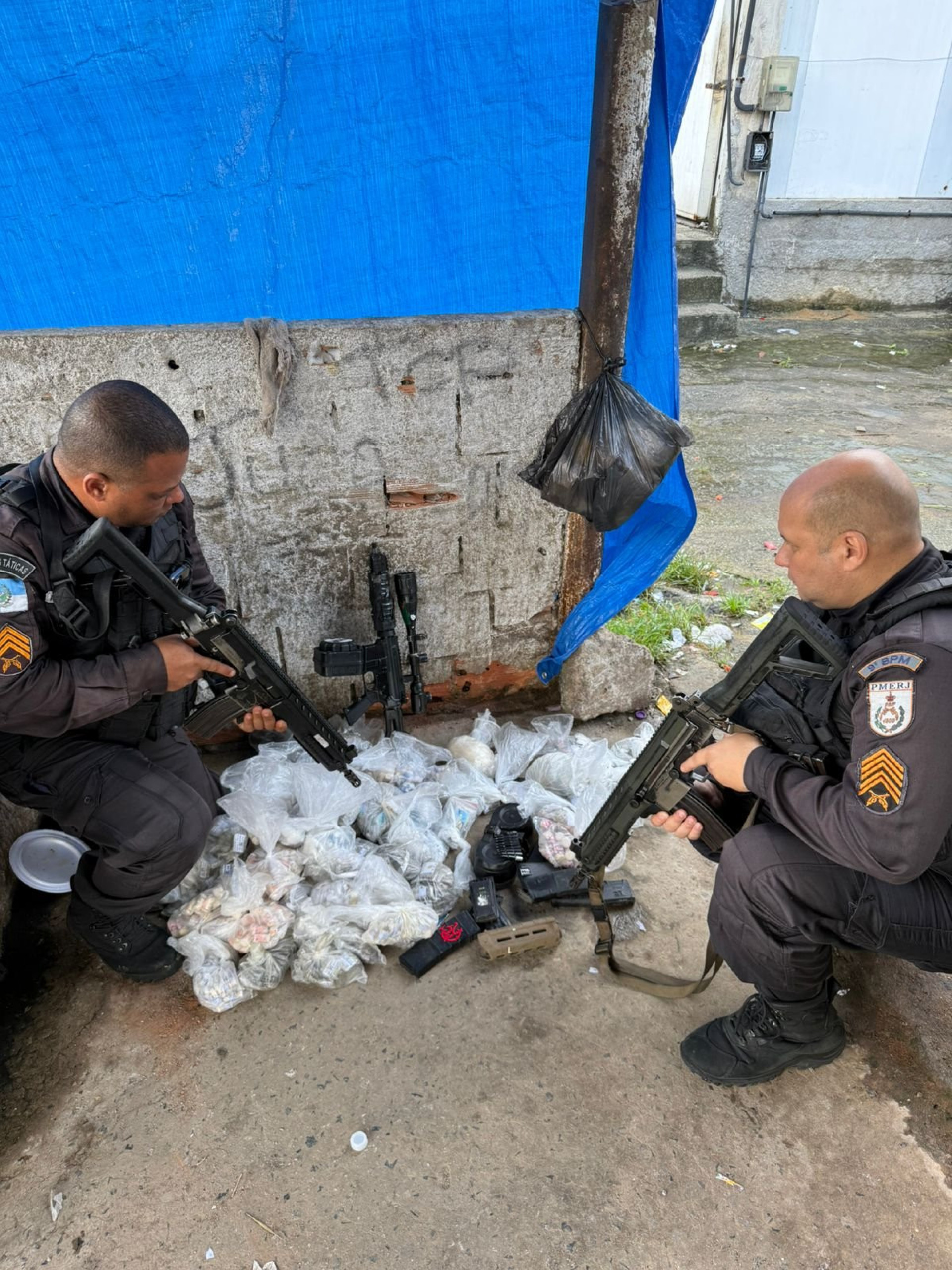 PMs apreenderam fuzil e drogas na localidade da Fazenda, na Serrinha