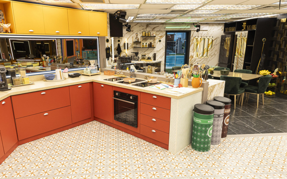 Cozinhas da xepa, na frente, e vip, ao fundo