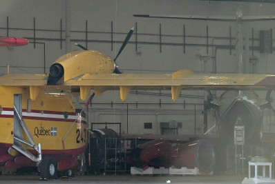 Avião de combate às chamas é danificado por drone em Los Angeles