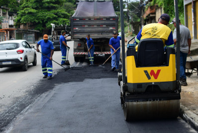 Belford Roxo: Prefeitura faz limpeza do Canal Maxambomba e realiza tapa-buracos em mais quatro bairros