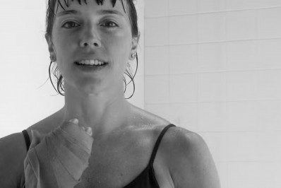 Alice Wegmann exibe boa forma em treino de boxe