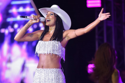 Ana Castela faz primeiro show em navio