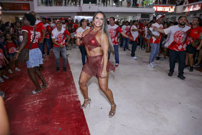 Viviane Araujo se esbalda em ensaio do Salgueiro