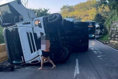 Carreta tomba e interdita Serra das Araras no sentido Rio
