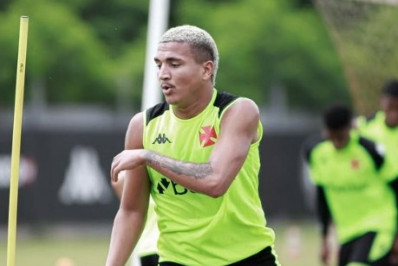 Com assédio da MLS, Vasco inicia conversas por valorização salarial a Mateus Carvalho
