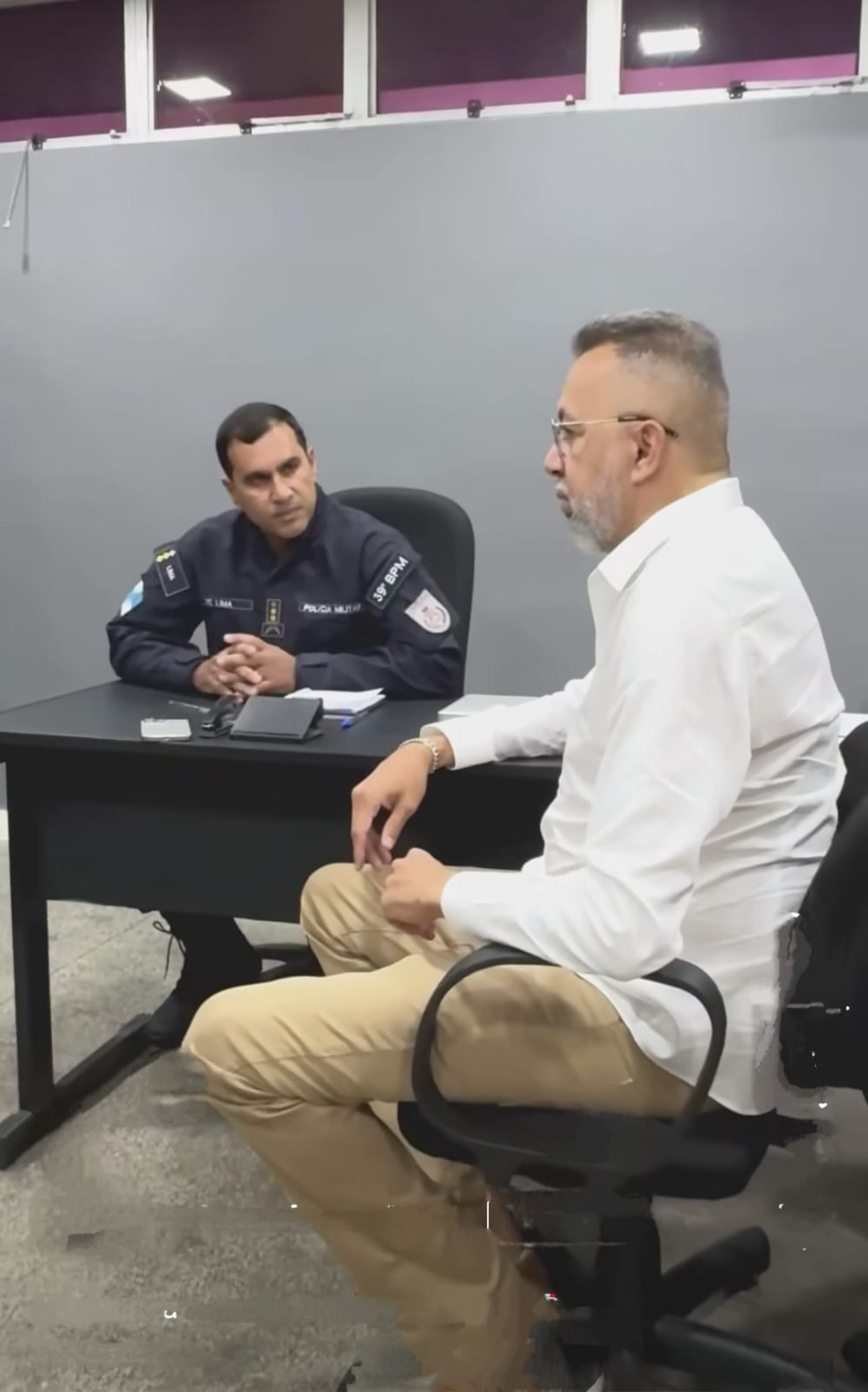 O prefeito Marcio Canella foi recebido no batalhão pelo comandante da unidade, o tenente-coronel Marcus Vinícius Bomfim