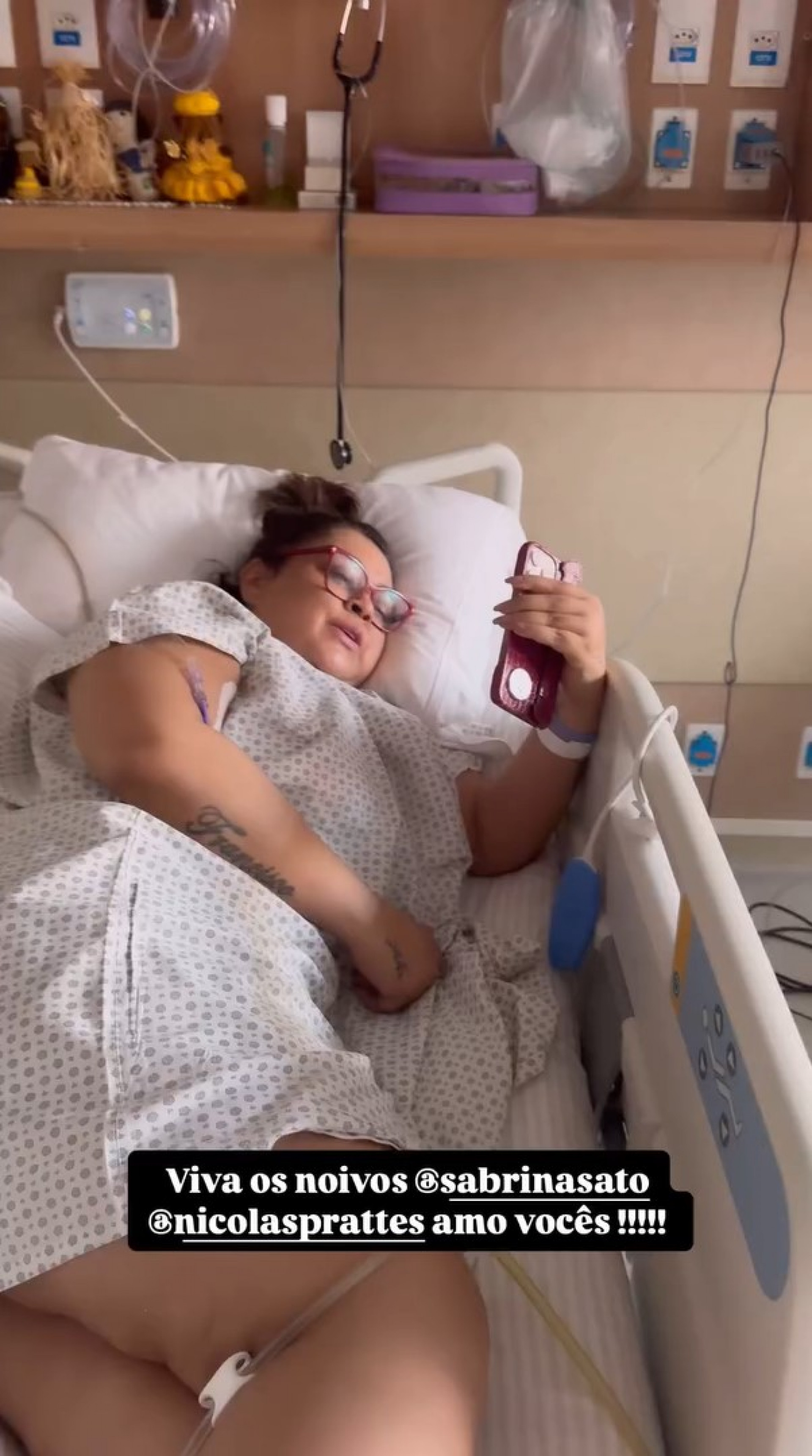 No hospital, Preta Gil recebe videochamada de Sabrina Sato e Nicolas Prattes após casamento - Reprodução / Instagram 