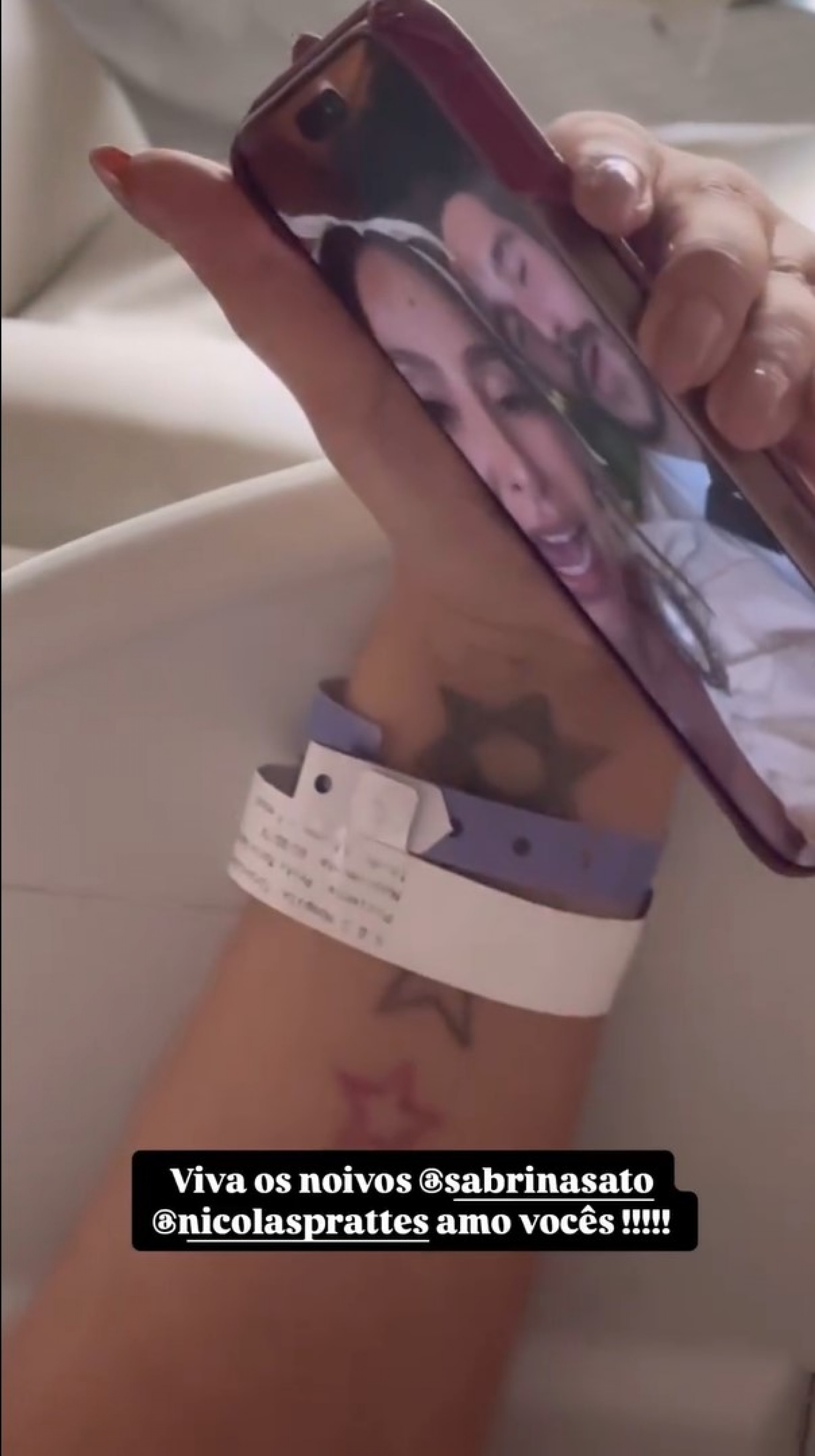No hospital, Preta Gil recebe videochamada de Sabrina Sato e Nicolas Prattes após casamento - Reprodução / Instagram 