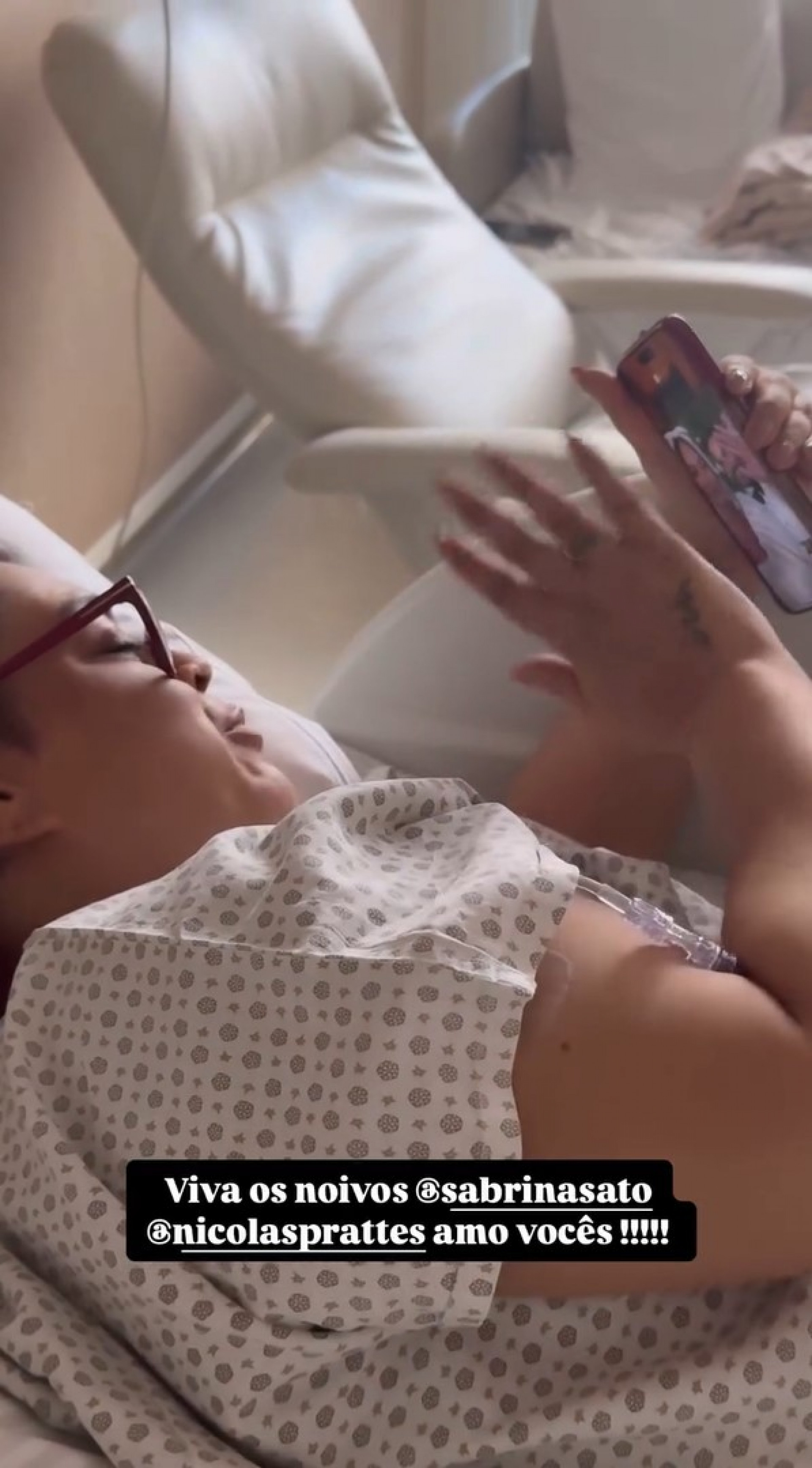 No hospital, Preta Gil recebe videochamada de Sabrina Sato e Nicolas Prattes após casamento - Reprodução / Instagram 