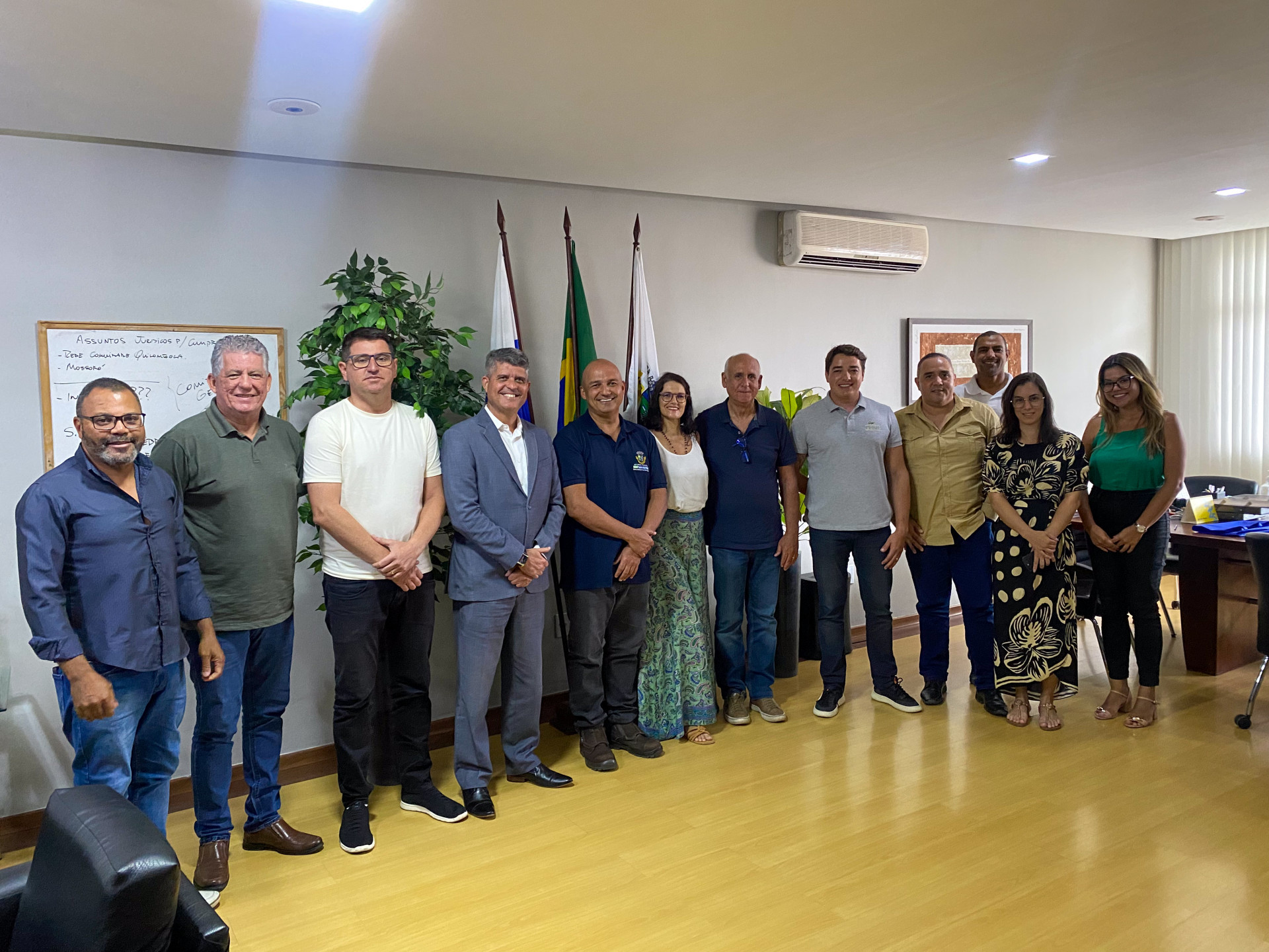 Participaram da reunião os secretários de Governo, Luiz Fernando Jr.; de Planejamento e Gestão, Paulo César de Souza; de Obras e Desenvolvimento Urbano, Hildegardo Milagres, e o chefe de gabinete, Fernando Frauches, além do chefe de gabinete do deputado federal Gutemberg Reis, Mazinho Neto. Representando a Caixa Econômica Federal, estiveram presentes o superintendente executivo de Governo, Grimaldo Ferreira Oliveira; a representante Caixa Ana Carolina Nunes Damiati e o novo representante caixa do município de São Pedro da Aldeia, Eric Vieira Areias. - Divulgação