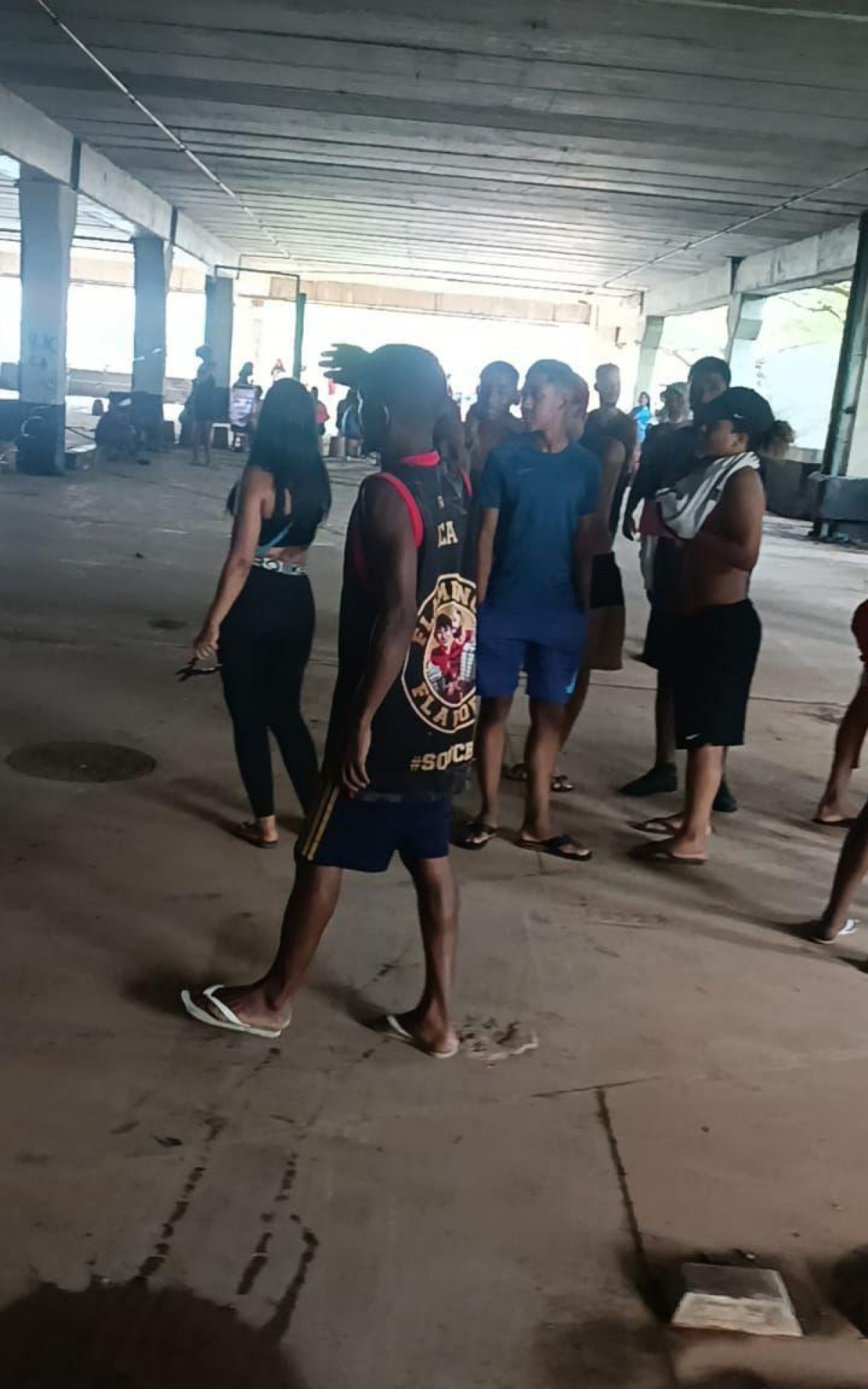 Cerca de 100 pessoas ocupam o terreno de forma irregular - Divulgação