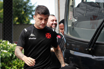 Victor Luis elogia jovens do Vasco em estreia no Carioca: 'Foi um grande passo'