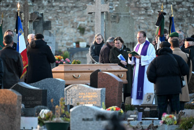Jean-Marie Le Pen é enterrado sob forte esquema de segurança