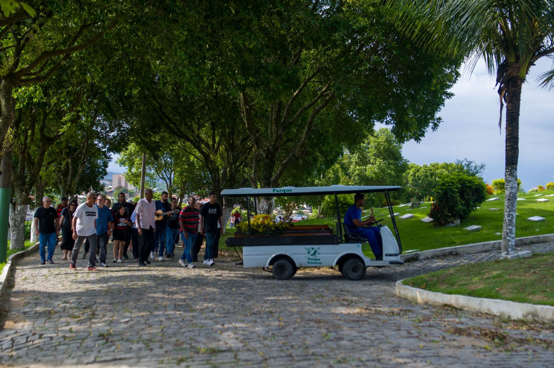 Familiares e amigos no enterro de Amanda da Silva Barros, 30 anos, em São Gonçalo - Armando Paiva/Agência O DIA