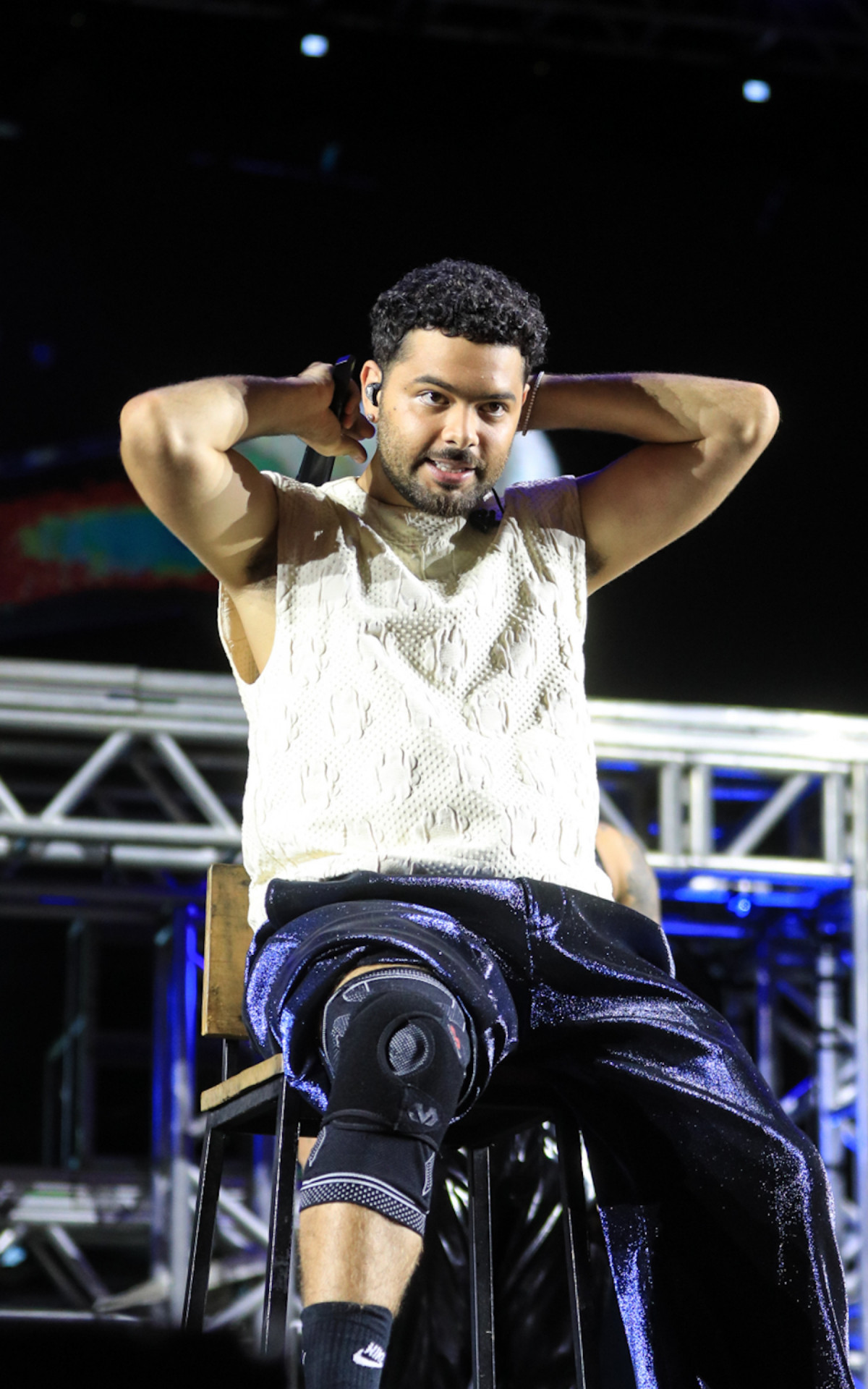 Pedro Sampaio cai no palco e volta carregado no Universo Spanta