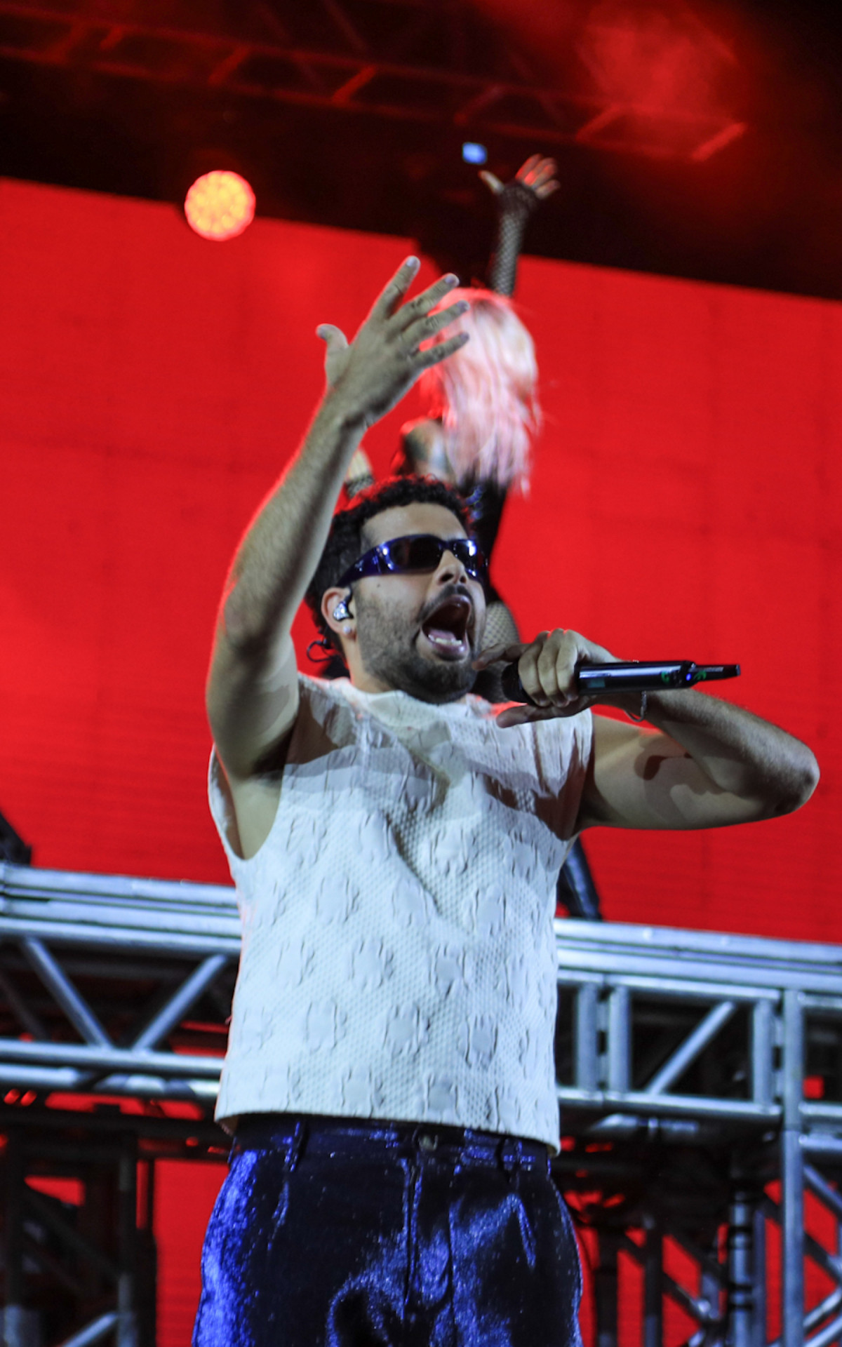 Pedro Sampaio cai no palco e volta carregado no Universo Spanta