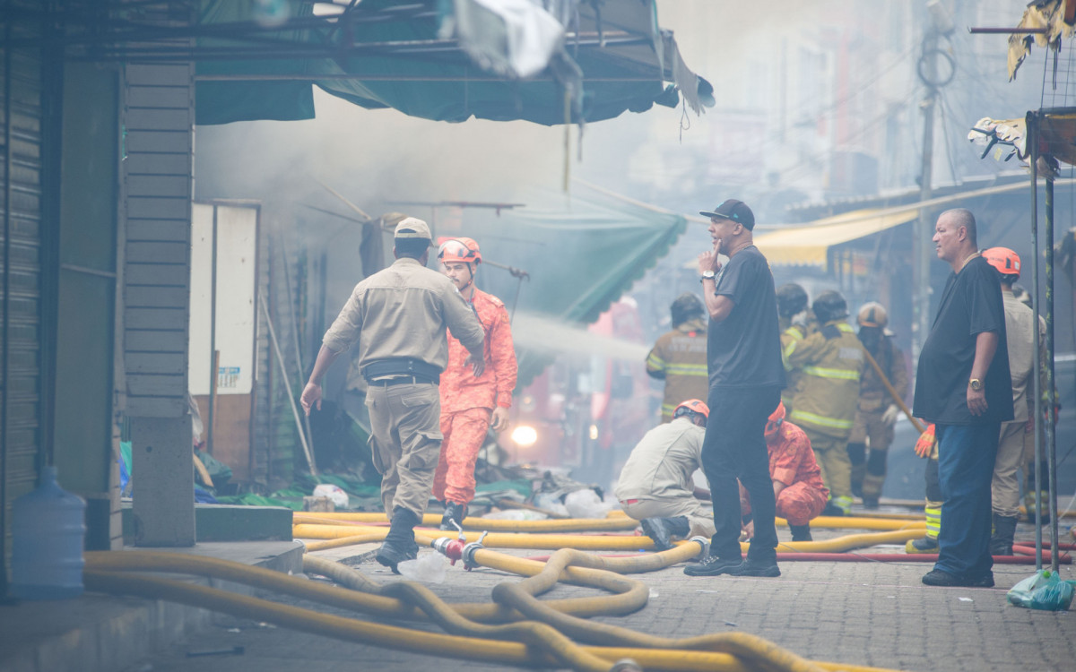 Incêndio Camelódromo, no centro do Rio de Janeiro neste domingo(12).