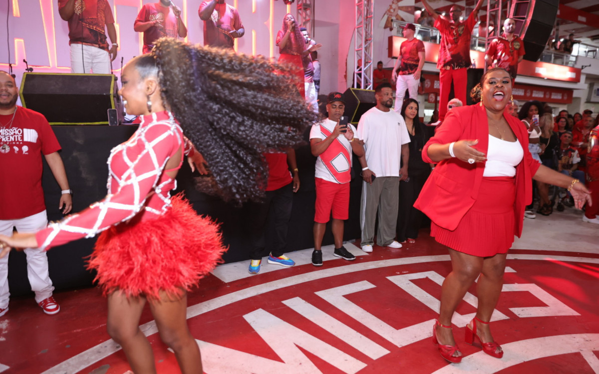 Thelma Assis e Cacau Protasio em noite de ensaio na quadra do Salgueiro 