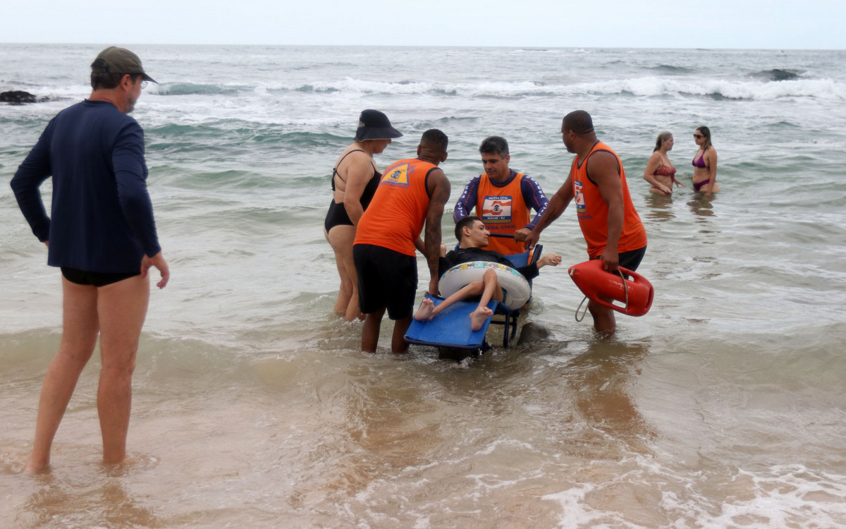 ?Verão para Todos? proporciona banho de mar a pessoas com deficiência